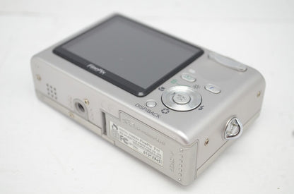 美品 FUJIFILM フジフィルム FinePix F11 コンパクトデジタルカメラ シルバー 元箱付 250930ad