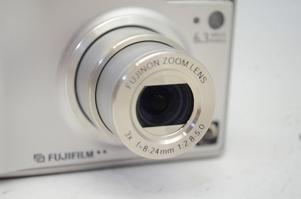 美品 FUJIFILM フジフィルム FinePix F11 コンパクトデジタルカメラ シルバー 元箱付 250930ad