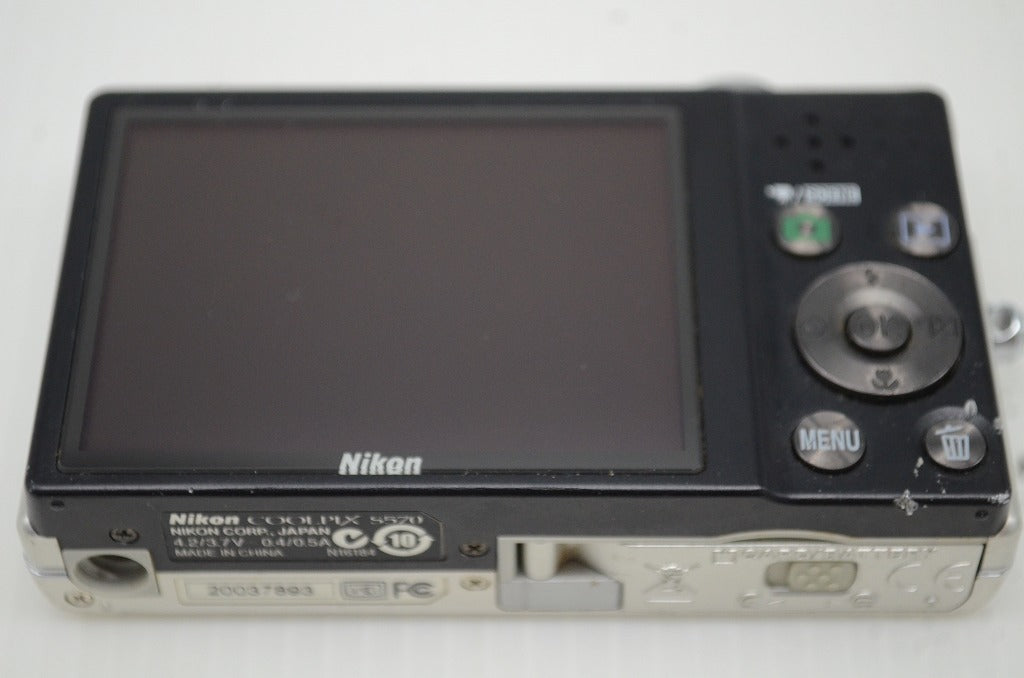 Nikon ニコン COOLPIX S570 コンパクトデジタルカメラ シルバー 元箱付 251209a
