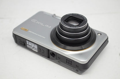 美品 CASIO カシオ EXILIM EX-ZR10 コンパクトデジタルカメラ シルバー 251001a
