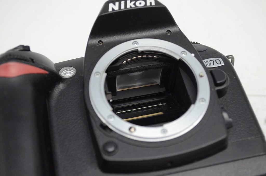 Nikon ニコン D70 + AF-S DX NIKKOR 18-70mm F3.5-4.5G レンズキット デジタル一眼レフカメラ 元箱付 251003ad