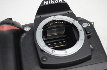 Nikon ニコン D70 + AF-S DX NIKKOR 18-70mm F3.5-4.5G レンズキット デジタル一眼レフカメラ 元箱付 251003ad