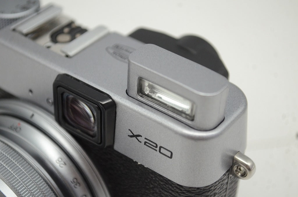 FUJIFILM フジフィルム X20 コンパクトデジタルカメラ シルバー 251007j