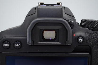 美品 Canon キヤノン EOS Kiss X10i ＋ EF-S 18-55 IS STM レンズキット デジタル一眼レフカメラ 251008e