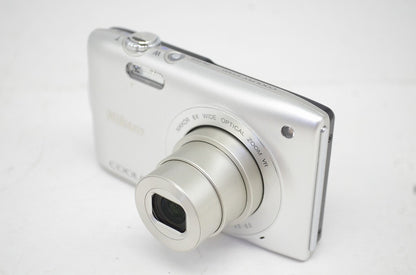 良品 Nikon ニコン COOLPIX S3300 コンパクトデジタルカメラ クリスタルシルバー 251010z