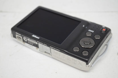 良品 Nikon ニコン COOLPIX S3300 コンパクトデジタルカメラ クリスタルシルバー 251010z