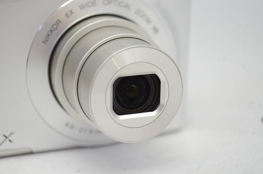 良品 Nikon ニコン COOLPIX S3300 コンパクトデジタルカメラ クリスタルシルバー 251010z