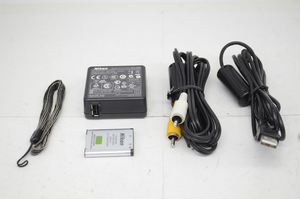 良品 Nikon ニコン COOLPIX S3300 コンパクトデジタルカメラ クリスタルシルバー 251010z