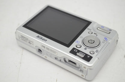 美品 Nikon ニコン COOLPIX S2 コンパクトデジタルカメラ シルバー 元箱付 251017m