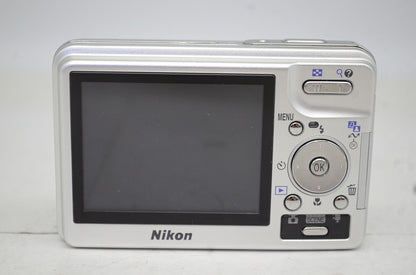 美品 Nikon ニコン COOLPIX S2 コンパクトデジタルカメラ シルバー 元箱付 251017m