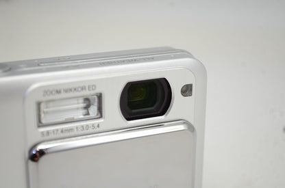 美品 Nikon ニコン COOLPIX S2 コンパクトデジタルカメラ シルバー 元箱付 251017m