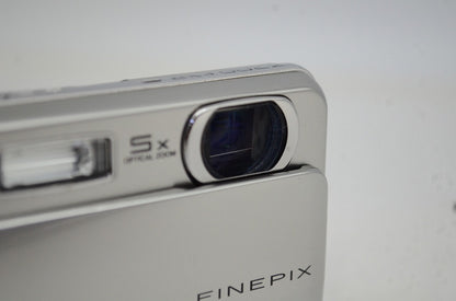 良品 FUJIFILM フジフィルム FinePix Z700EXR コンパクトデジタルカメラ シルバー 251021ab