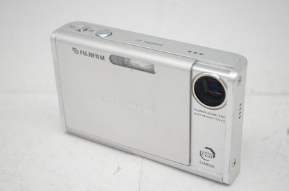 良品 FUJIFILM フジフィルム FinePix Z1 コンパクトデジタルカメラ シルバー 251022h