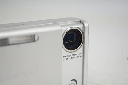 良品 FUJIFILM フジフィルム FinePix Z1 コンパクトデジタルカメラ シルバー 251022h