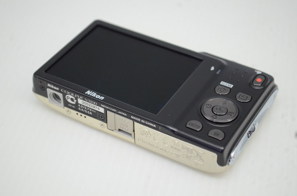 美品 Nikon ニコン COOLPIX S3100 コンパクトデジタルカメラ シルバー 251101w