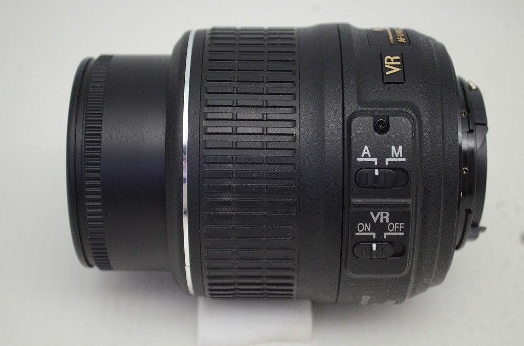 美品 Nikon ニコン AF-S DX NIKKOR 18-55mm F3.5-5.6G VR APS-C ズームレンズ 251104s
