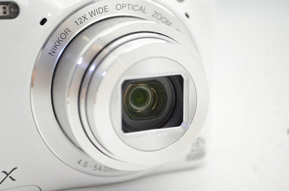 美品 Nikon ニコン COOLPIX S6600 コンパクトデジタルカメラ ナチュラルホワイト 250827a