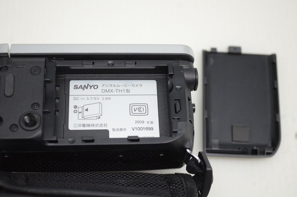 美品 SANYO サンヨー Xacti DMX-TH1 デジタルビデオカメラ シルバー 元箱付 251104q