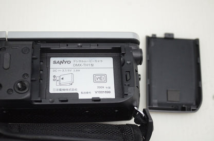 美品 SANYO サンヨー Xacti DMX-TH1 デジタルビデオカメラ シルバー 元箱付 251104q