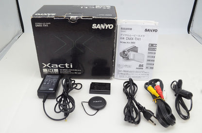 美品 SANYO サンヨー Xacti DMX-TH1 デジタルビデオカメラ シルバー 元箱付 251104q