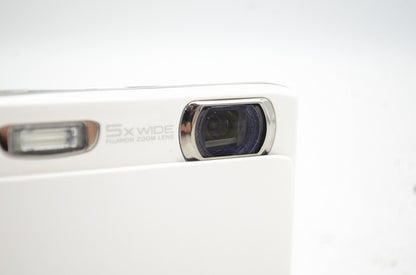 良品 FUJIFILM フジフィルム FinePix Z950EXR コンパクトデジタルカメラ ホワイト 250815d