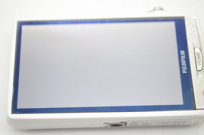 良品 FUJIFILM フジフィルム FinePix Z950EXR コンパクトデジタルカメラ ホワイト 250815d